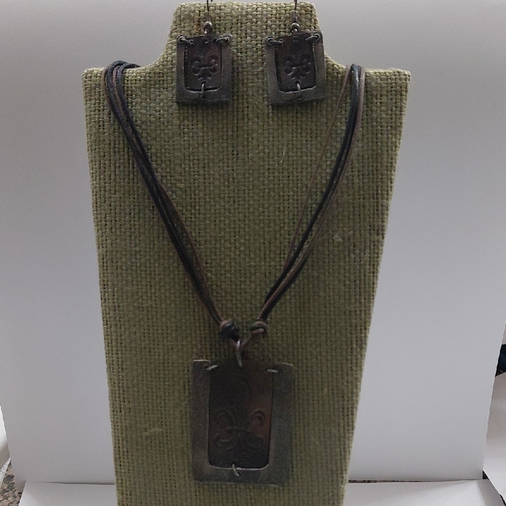 Fleur-de-lis Rustic Pendant Necklace & Earring Set - Brown Metal